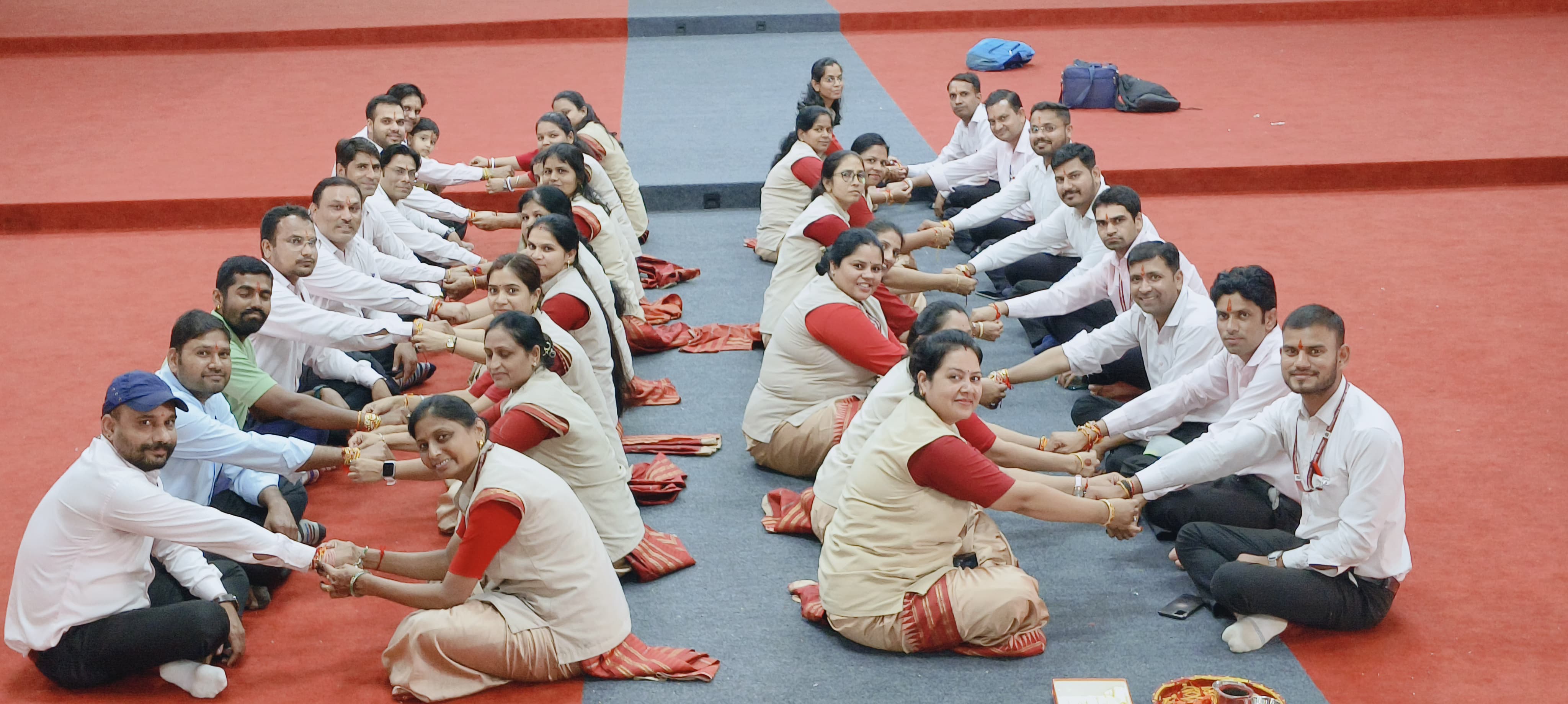 सरस्वती विद्या मंदिर सीबीएसई संजीत मार्ग के आचार्य परिवार ने मनाया रक्षाबंधन पर्व